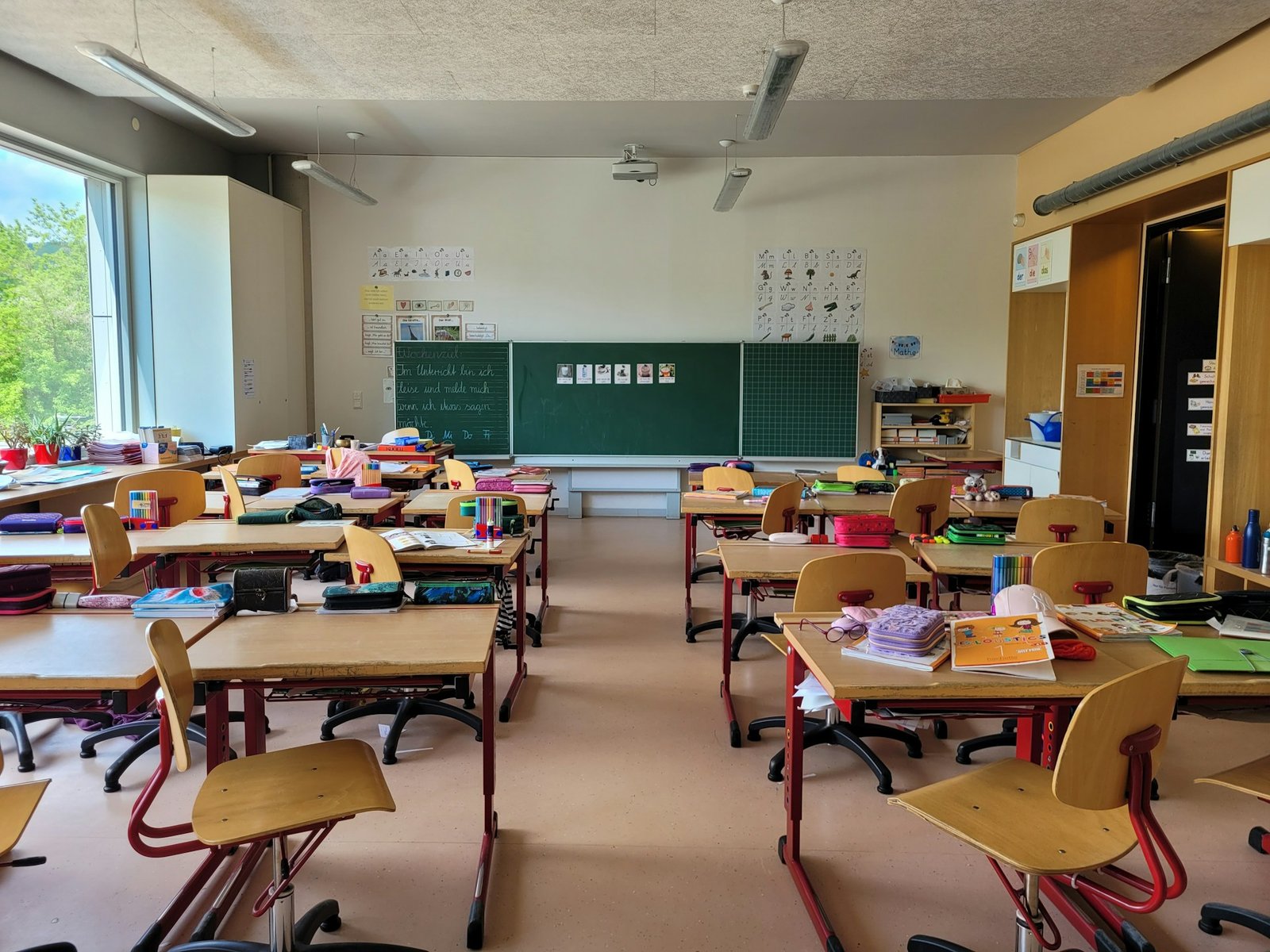 https://unsplash.com/es/fotos/un-aula-llena-de-pupitres-y-sillas-Qw6wa96IvvQ?utm_source=unsplash&utm_medium=referral&utm_content=creditShareLink